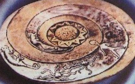 Piatto proveniente dal Nepal, la decorazione mostra una forma a forma di piattino e un umanoide dalla grande testa. Dal 3000 a.C.