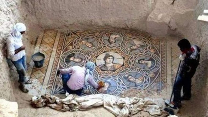 Un mosaico di vetro vecchio 2000 anni, trovato nella città di Zeugma, Turchia