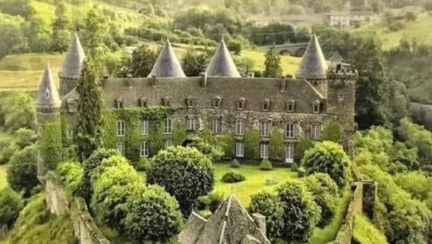 Piccolo castello nel Cantal dipartimento della Francia