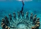 Scultura sottomarina emerge dal fondale marino in Indonesia