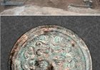 Gli archeologi hanno scoperto lo scheletro di una donna di 2100 anni fa, adagiato in un "letto delle sirene" di bronzo vicino alla città di Kozani, nella Grecia settentrionale