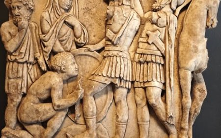 Frammento di sarcofago romano in marmo "rinvenuto nella sezione della piscina del ninfeo