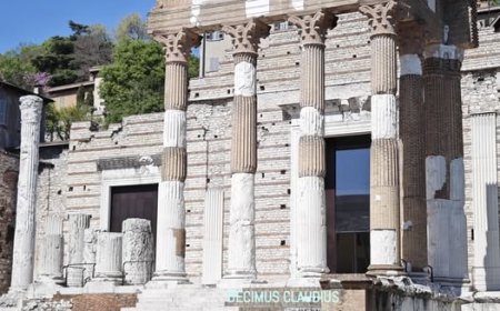 Il tempio romano della Triade Capitolina a Brescia, in Italia, fu edificato nel 73 d.C
