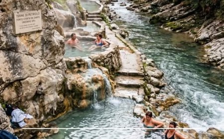 Le Terme di Petriolo, vicino a Monticiano in Toscana, sono un complesso di piscine termali all'aperto alimentate da una sorgente a 43 gradi Celsius che scorre lungo le rive del fiume Farma