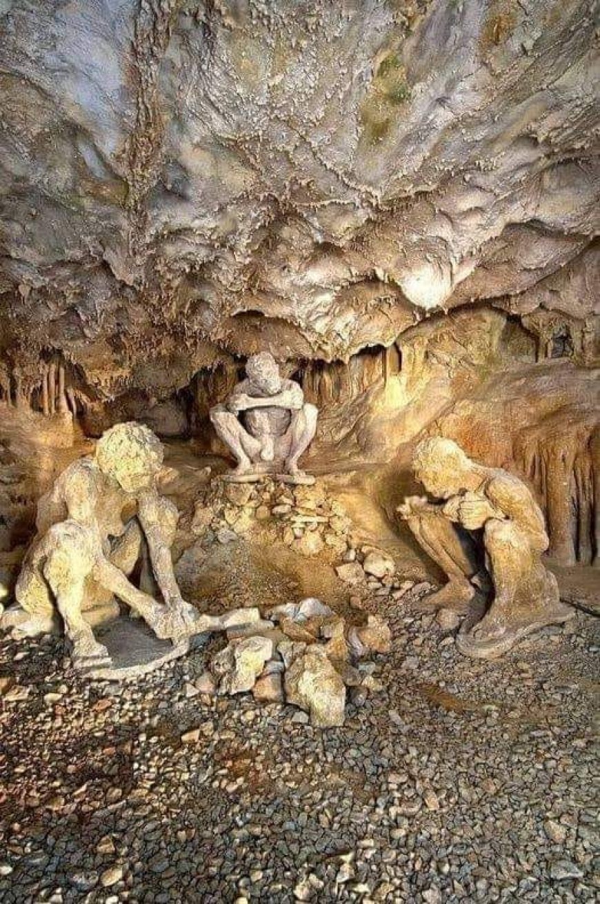 La grotta di Teopetra, situata in Tessaglia, Grecia, contiene prove di abitazione umana risalenti a 130.000 anni (Grecia)