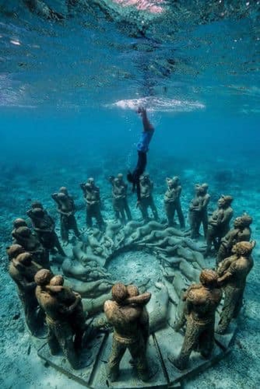 Scultura sottomarina emerge dal fondale marino in Indonesia