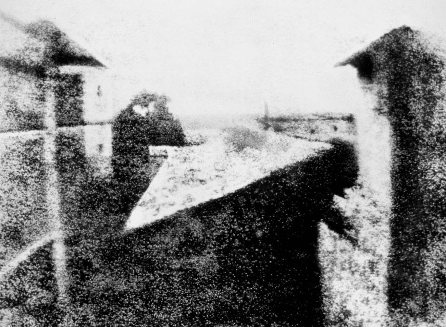 L’uomo che per primo fissò su una lastra fotografica un’immagine reale fu Nicephore Niepce