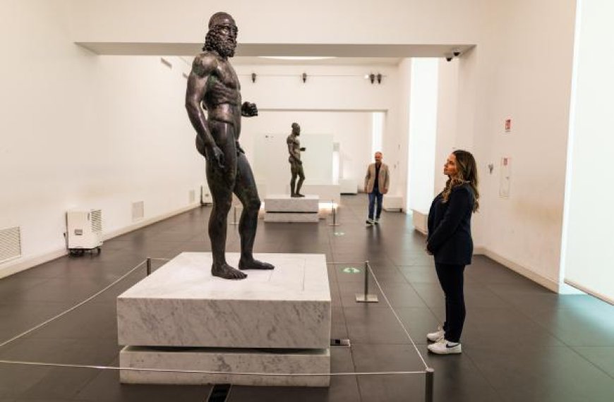 I Bronzi di Riace sono due celebri statue greche in bronzo ritrovate nel 1972 nel mare vicino a Riace, al largo della costa ionica della Calabria