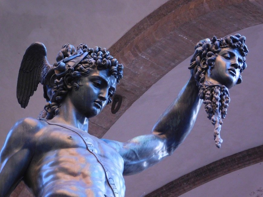 La Medusa è una figura mitologica pero esistono diversi luoghi reali legati al suo mito, dove gli antichi Greci raccontavano che fosse vissuta o dove la sua storia è ambientata