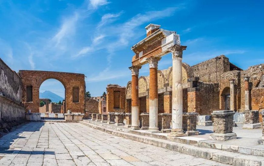 Pompei è uno dei siti archeologici più importanti e visitati al mondo, situato vicino a Napoli, ai piedi del Monte Vesuvio