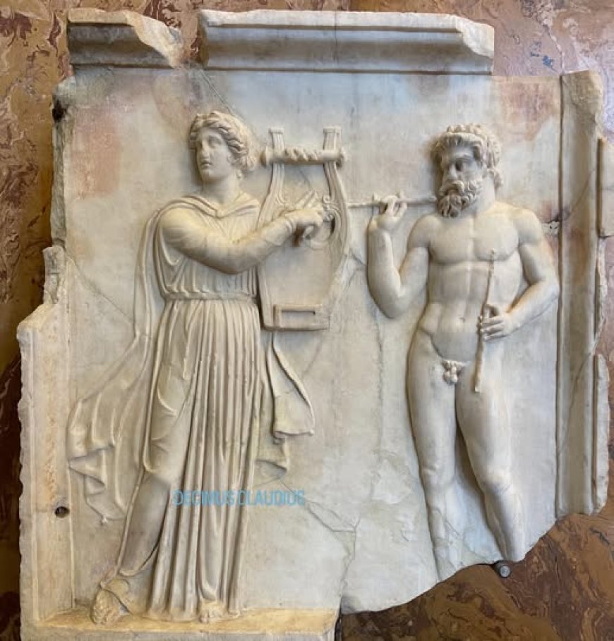 Il rilievo raffigura Apollo (a sinistra, con la lira) e Marsia (a destra, con uno strumento a fiato, probabilmente un aulos)