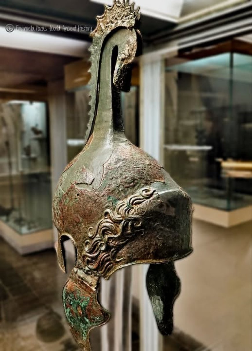Elmo greco in bronzo proveniente da Athienou, Cipro