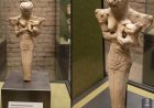 Queste statue preistoriche, scoperte nell'Iraq meridionale e datate intorno al 5000 a.C., raffigurano misteriosi esseri dai tratti simili a quelli dei rettili che tengono in braccio e allattano dei neonati.