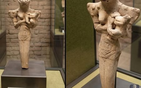 Queste statue preistoriche, scoperte nell'Iraq meridionale e datate intorno al 5000 a.C., raffigurano misteriosi esseri dai tratti simili a quelli dei rettili che tengono in braccio e allattano dei neonati.