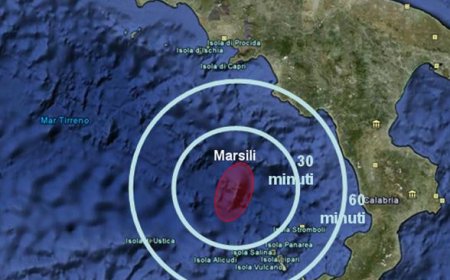 Sotto il Mar Tirreno, a due passi dalle nostre coste, dorme il vulcano più grande d'Europa: il Marsili. È attivo, i suoi fianchi sono fragili, e un collasso potrebbe generare uno tsunami capace di raggiungere Campania, Calabria e Sicilia in meno di 30 minuti. Eppure non esiste una sorveglianza permanente.