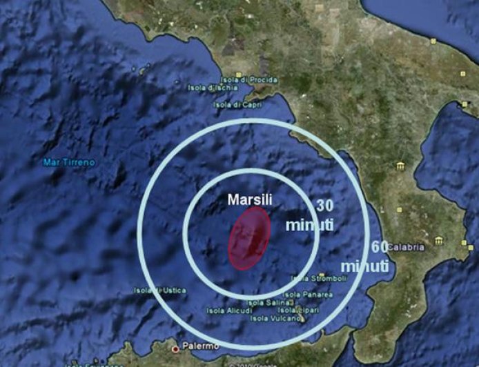 Sotto il Mar Tirreno, a due passi dalle nostre coste, dorme il vulcano più grande d'Europa: il Marsili. È attivo, i suoi fianchi sono fragili, e un collasso potrebbe generare uno tsunami capace di raggiungere Campania, Calabria e Sicilia in meno di 30 minuti. Eppure non esiste una sorveglianza permanente.