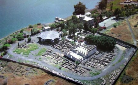 Cafarnao è uno di quei luoghi in cui il racconto del Vangelo sembra farsi più vicino  Tra antiche pietre, resti della sinagoga e scorci sul Mar di Galilea, questo luogo richiama gli insegnamenti e i miracoli di Gesù