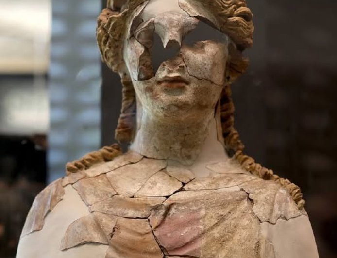 Busto votivo dal culto di Demetra inizi del IV secolo a.C. proveniente dal Pozzo di Artemide, Siracusa