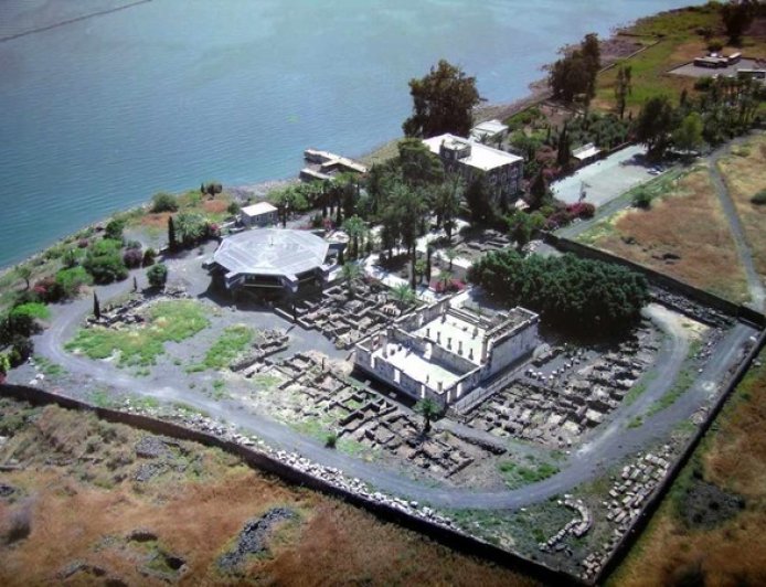 Cafarnao è uno di quei luoghi in cui il racconto del Vangelo sembra farsi più vicino  Tra antiche pietre, resti della sinagoga e scorci sul Mar di Galilea, questo luogo richiama gli insegnamenti e i miracoli di Gesù