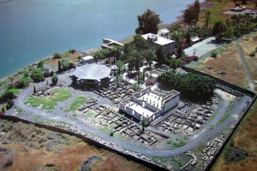 Cafarnao è uno di quei luoghi in cui il racconto del Vangelo sembra farsi più vicino  Tra antiche pietre, resti della sinagoga e scorci sul Mar di Galilea, questo luogo richiama gli insegnamenti e i miracoli di Gesù